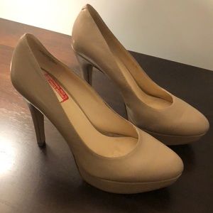 Nine West size 7 tan platform pumps
